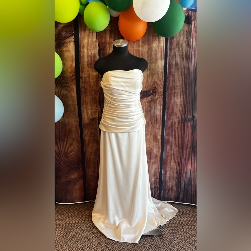 Cream strapless flowy wedding dress